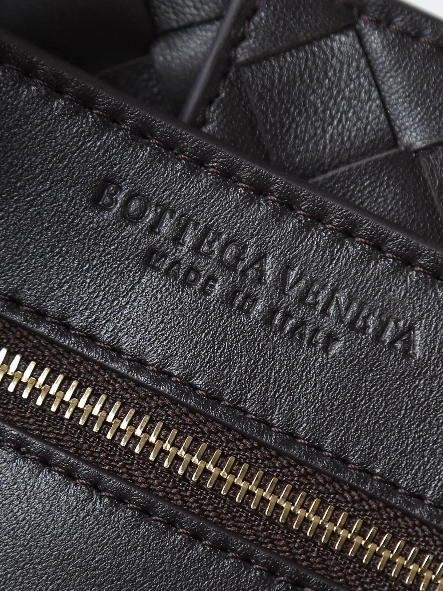 1550. Andiamo is shipping‼ ️Really popular🔥The new Andiamo woven handbag launched by Bottega Veneta this season is really popular all over the world! ! Celebrities at home and abroad have worn it, and Oscar-winning actress Michelle Yeoh has taken it out on the street. Song Jia, Trai Yala, Yu Feihong, Sanji Ayaka, Rosie Hunting-Whiteley, Yoshioka Riho, etc. have all worn this bag. It is classic and versatile and shows off your temperament, and the bag capacity is also large, which is very convenient for daily commuting! ! A variety of carrying methods, the shoulder straps can be adjusted by yourself, the original lambskin feels soft and delicate, and the unisex style breaks gender boundaries and brings a more practical and longer-lasting use experience. Andiamo, which has both elegant and casual styles, perfectly interprets the true appearance of "fashionable old money style". Style number: 766016 Size: 32*24*12
